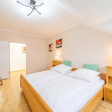 Moderne Dachgeschosswohnung - Parkplatz - Waschmaschine Lägenhet *