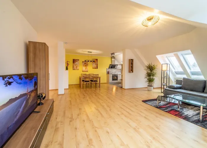 Moderne Dachgeschosswohnung - Parkplatz - Waschmaschine Apartmán Coburg