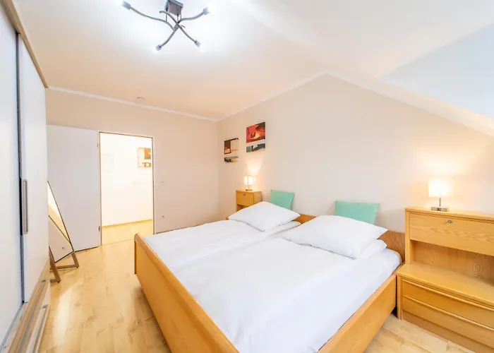 Moderne Dachgeschosswohnung - Parkplatz - Waschmaschine Apartmán *