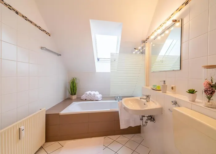 Moderne Dachgeschosswohnung - Parkplatz - Waschmaschine Apartmán *