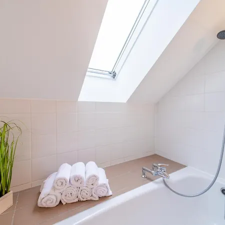 Moderne Dachgeschosswohnung Bis 6 Personen - Parkplatz - Waschmaschine