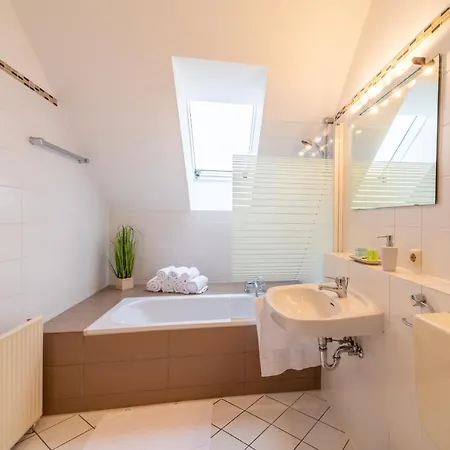 Moderne Dachgeschosswohnung - Parkplatz - Netflix Apartment *