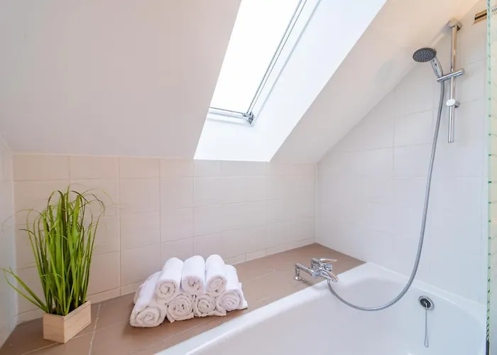 Moderne Dachgeschosswohnung - Parkplatz - Waschmaschine